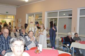 Pevci in Miklavž obiskali stanovalce 5